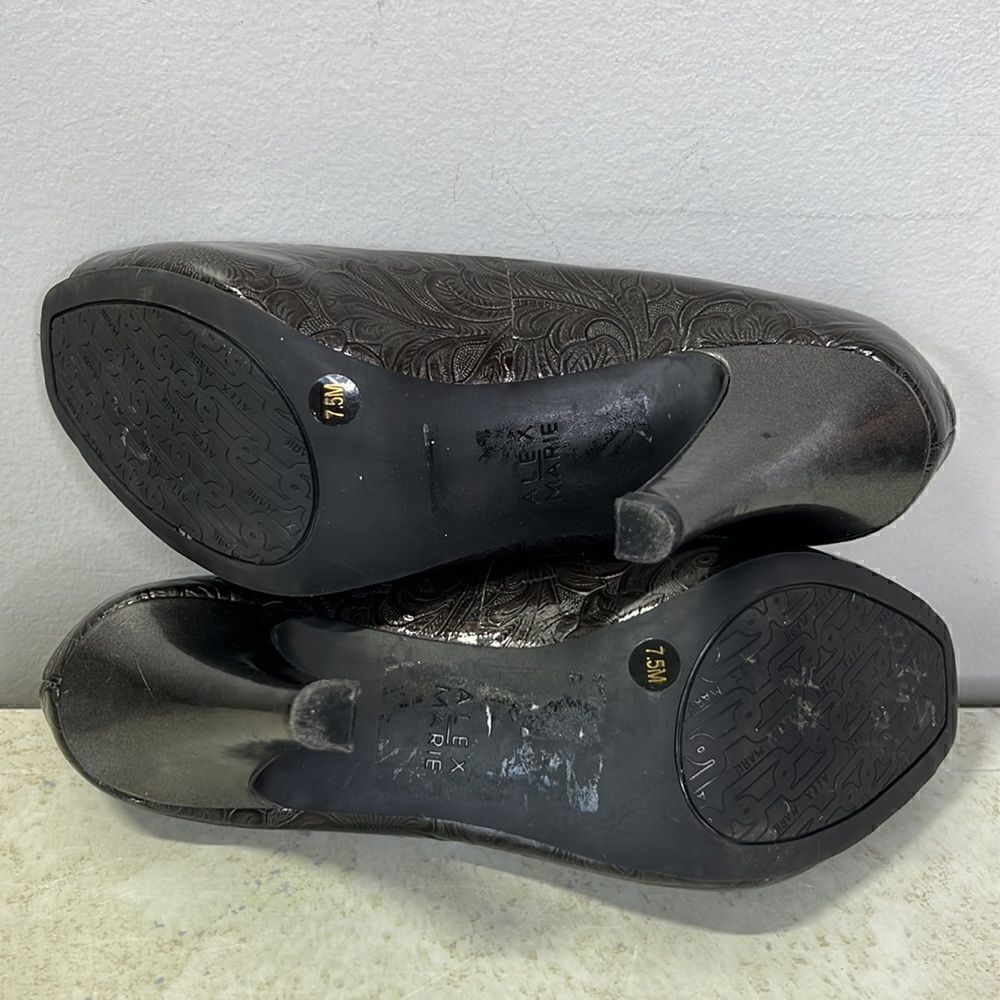 Alex Marie Flower Embossed Pumps 7.5 - Picture 9 of 9